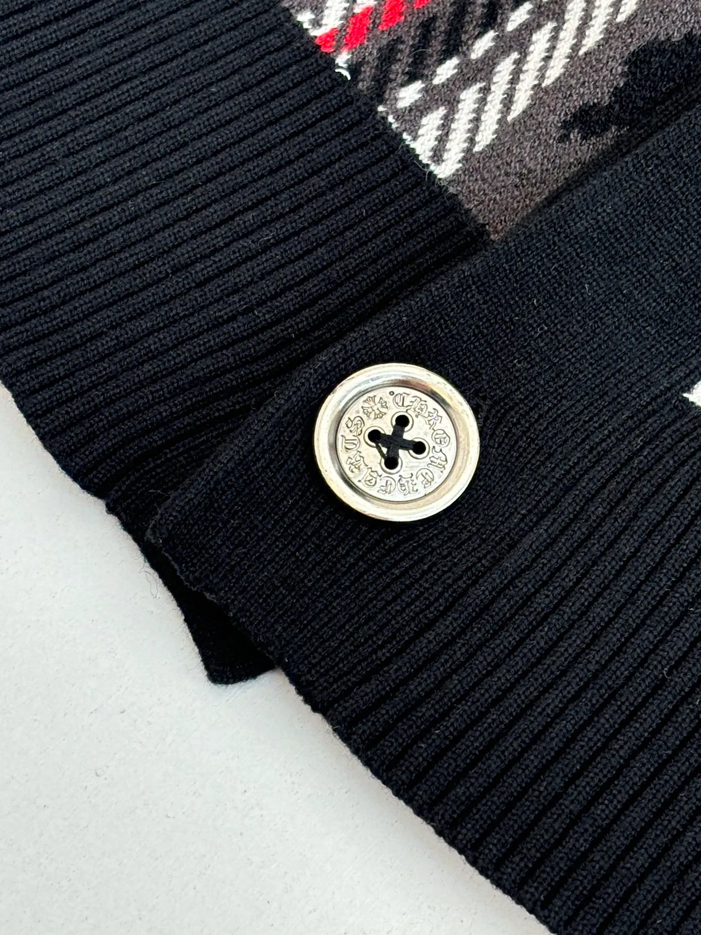 P610 Chrome Heart*/Chrome Heart 25SS cashmere plaid cardigan sweater. Knitted with Stor imported from Germany. The leather tag is cut and cut with genuine sheepskin engraving. Open-mold genuine antique silver hardware is aged and oxidized. Size: S/M/L